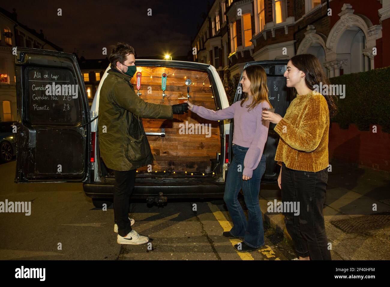 Pub on Wheels, un furgone che serve birra alla spina e una selezione di bevande alcoliche alla porta, servizio di rientro che è diventato popolare durante la chiusura. Foto Stock