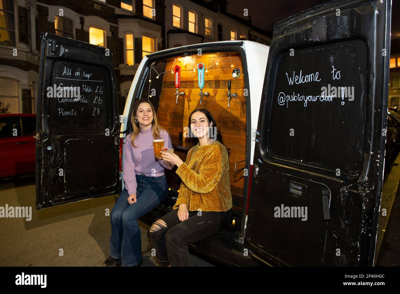 Pub on Wheels, un furgone che serve birra alla spina e una selezione di bevande alcoliche alla porta, servizio di rientro che è diventato popolare durante la chiusura. Foto Stock