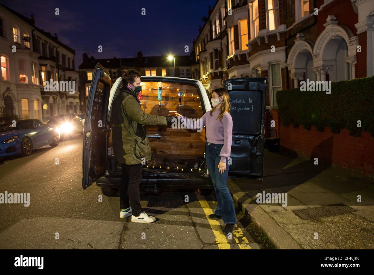 Pub on Wheels, un furgone che serve birra alla spina e una selezione di bevande alcoliche alla porta, servizio di rientro che è diventato popolare durante la chiusura. Foto Stock