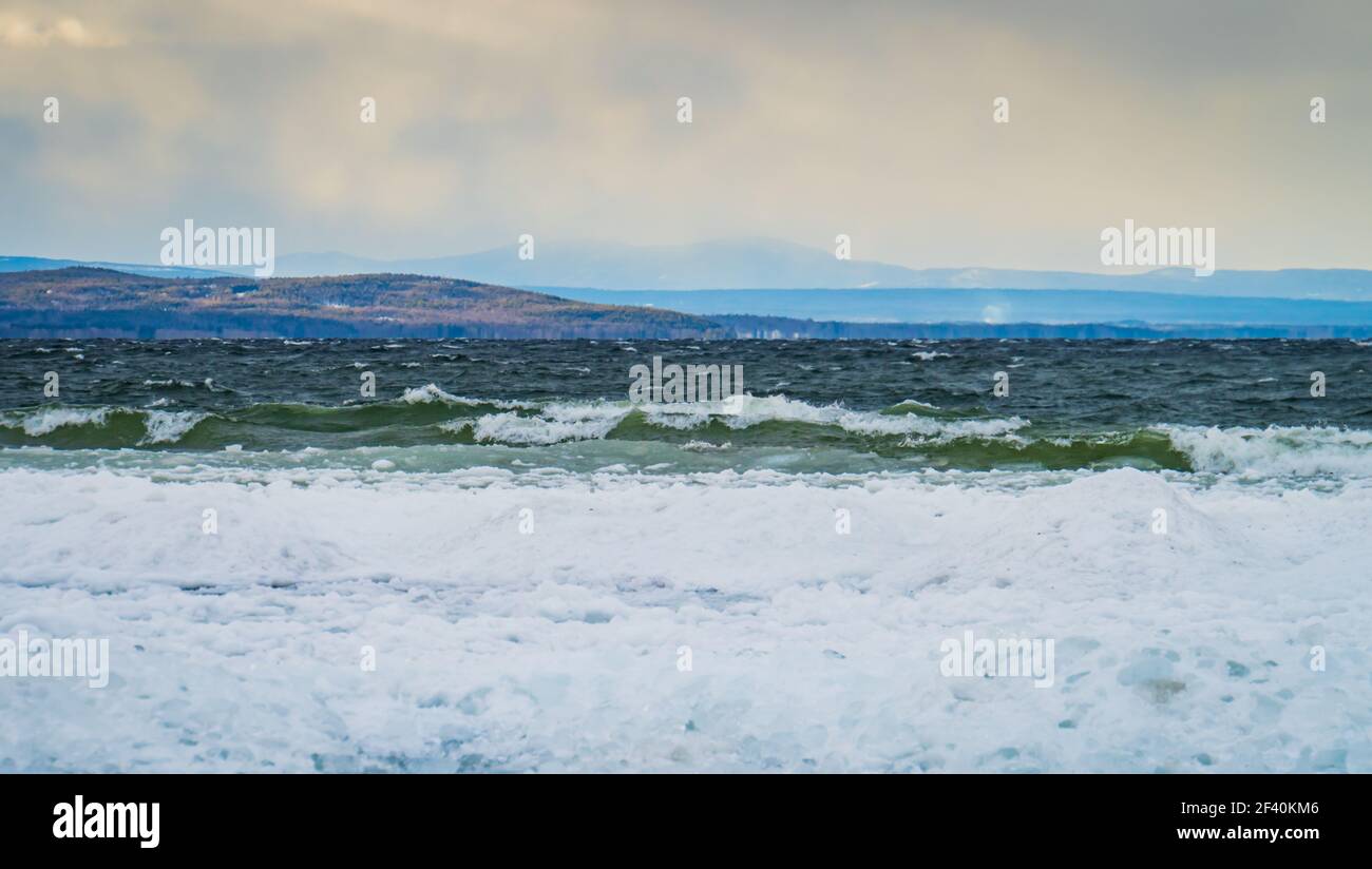 Orizzonte invernale ondulato sul lago Champlain, Vermont Foto Stock