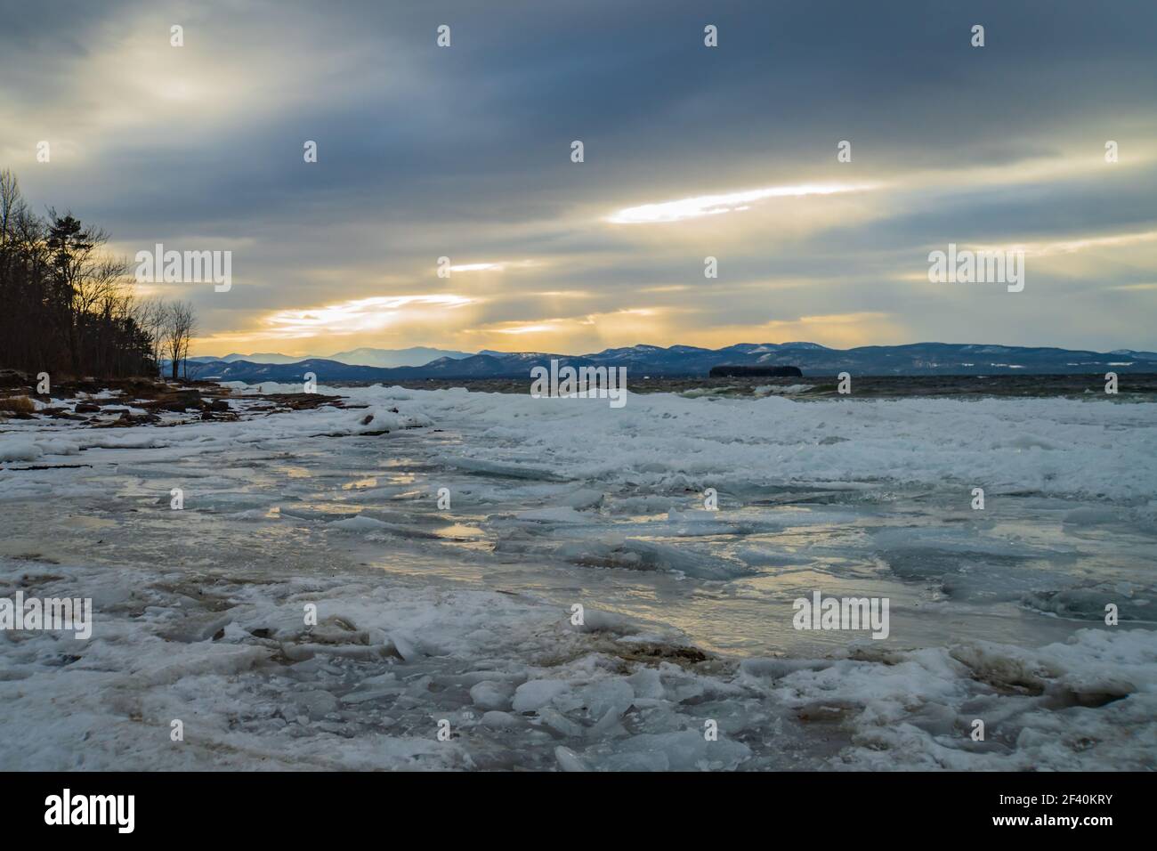 La costa invernale del lago Champlain al tramonto dall'Adirondack Montagne a New York Foto Stock