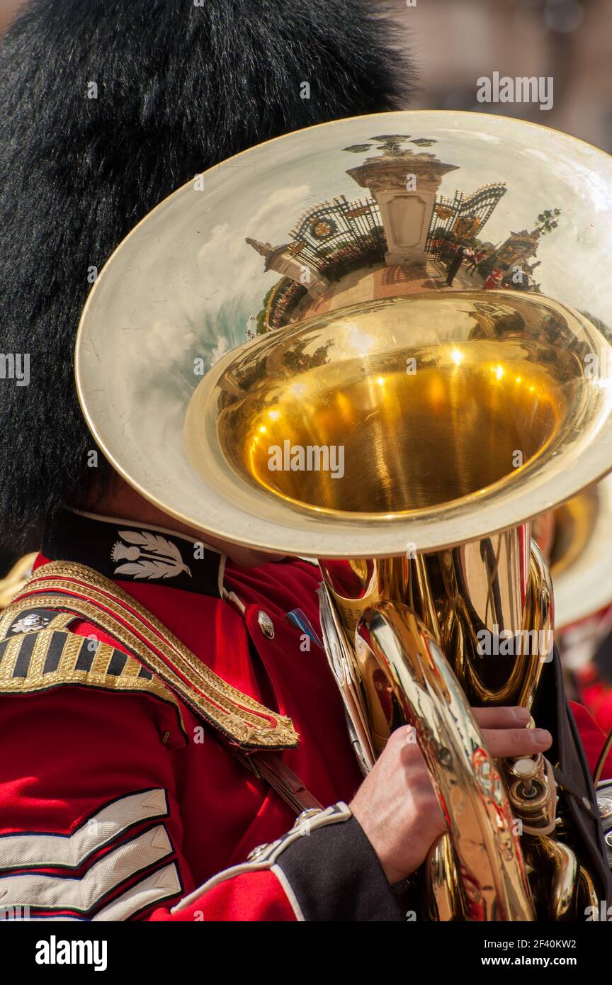 LONDRA, UK - 03 LUGLIO 2010: Bandsmen of the Guards at Changing of the Guards con il riflesso delle porte di Buckingham Palace nella sua tuba Foto Stock