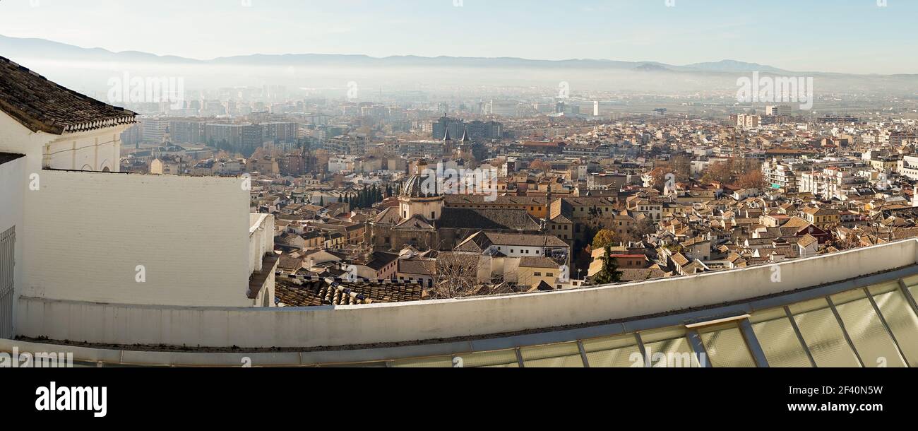 Vista panoramica della città di Granada in Andalusia, Spagna, dall'Auditorium Manuel de Falla. Vista panoramica della città di Granada Foto Stock