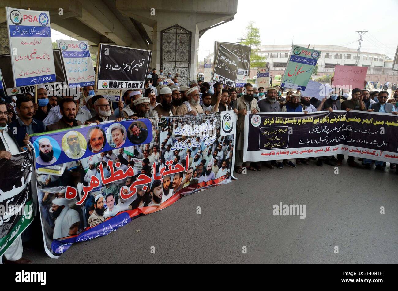 I membri della Private Schools Association stanno organizzando una manifestazione di protesta per aver chiesto al governo di non chiudere le scuole in mezzo alla terza ondata di coronavirus, al di fuori dell'Assemblea di Khyber Pakhtunkhwa a Peshawar giovedì 18 marzo 2021. Foto Stock