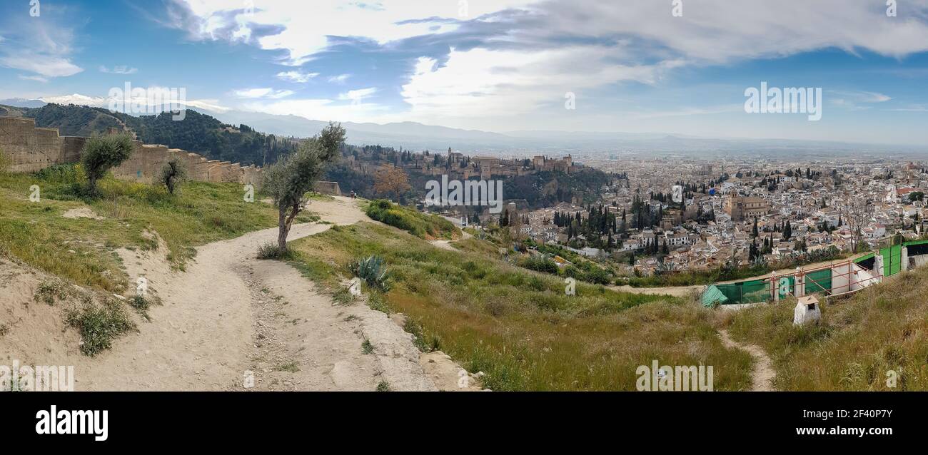 Vista panoramica dell'Alhambra di Granada dal Cerro de San Miguel. Vista dell'Alhambra di Granada da Cerro de San Miguel Foto Stock