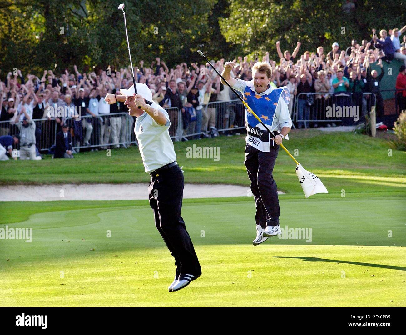 RYDER CUP 2002 AL BELFRY ULTIMO GIORNO 29/9/2002 PAUL MCGINLEY DOPO IL SUO PUTT SULLA 18 A VINCERE IL RYDER CUP IMMAGINE DAVID ASHDOWN.RYDER CUP BELFRY 2002 Foto Stock