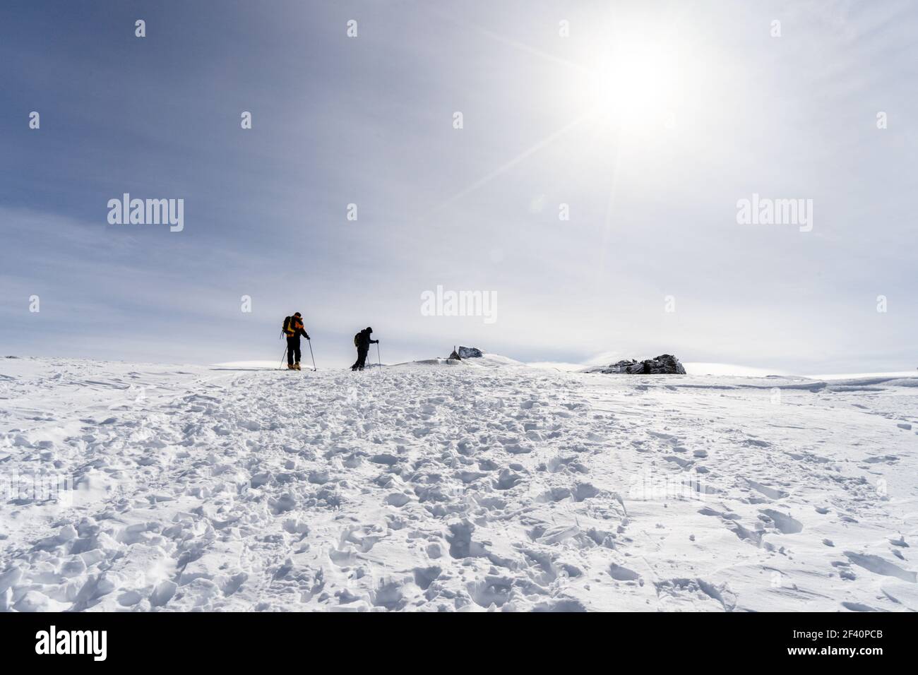 Spagna, Andalusia, Granada. Stazione sciistica della Sierra Nevada in inverno, piena di neve, con persone irriconoscibili che fanno sci di fondo. Concetti di viaggi e sport.. Persone che fanno sci di fondo in Sierra Nevada Foto Stock
