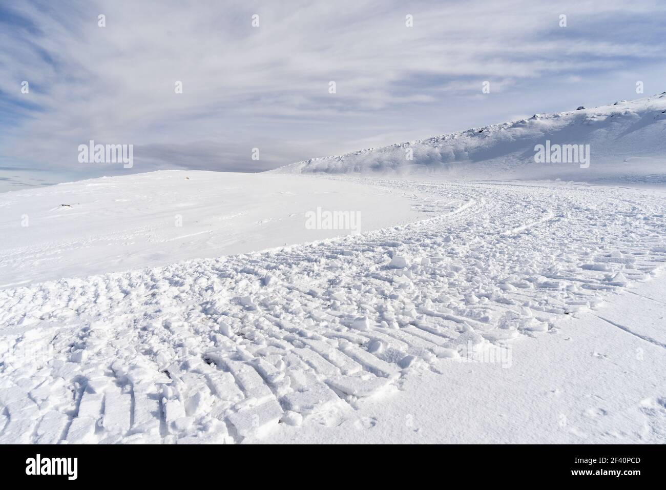 Spagna, Andalusia, Granada. Stazione sciistica della Sierra Nevada in inverno, piena di neve. Concetti di viaggi e sport.. Stazione sciistica della Sierra Nevada in inverno, piena di neve. Foto Stock