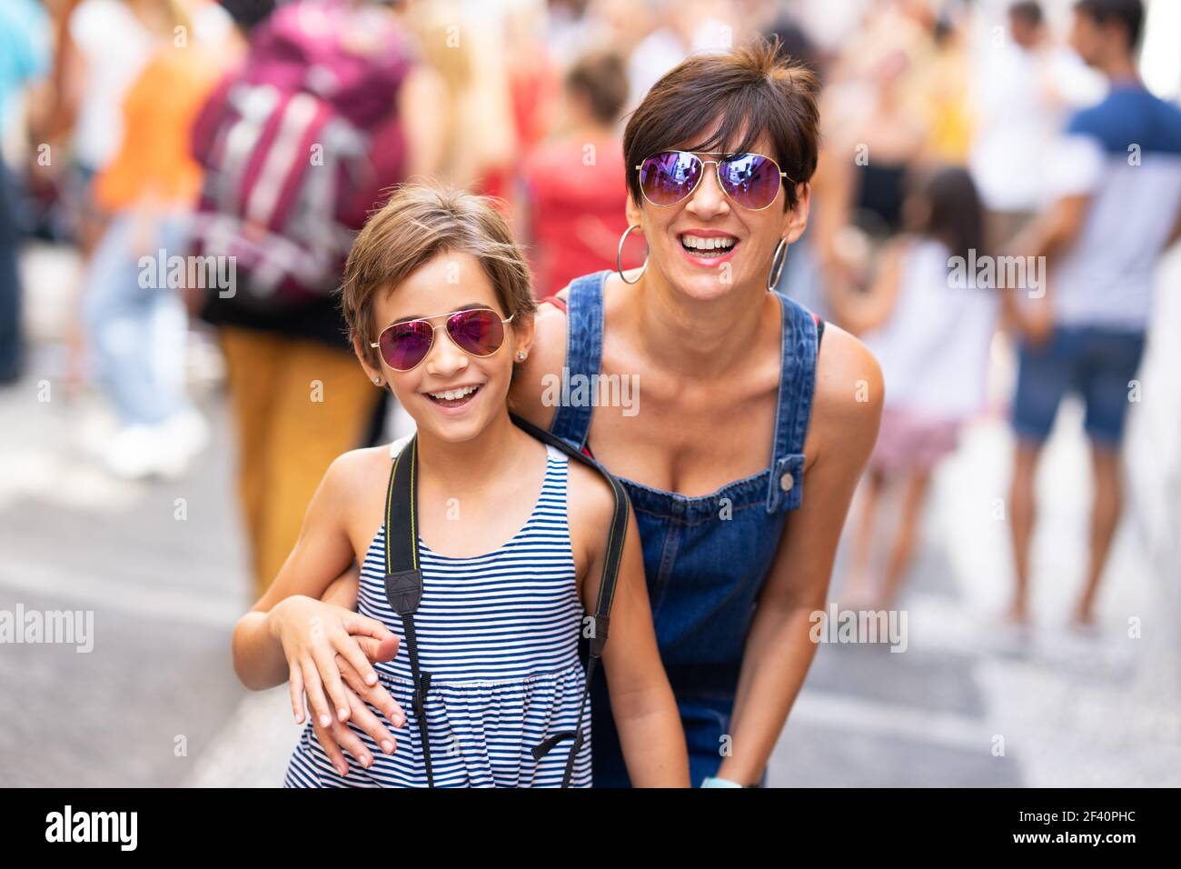 Madre e sua figlia che viaggiano insieme in un contesto urbano. Donne che indossano occhiali da sole.. Madre e sua figlia che viaggiano insieme in un contesto urbano. Foto Stock