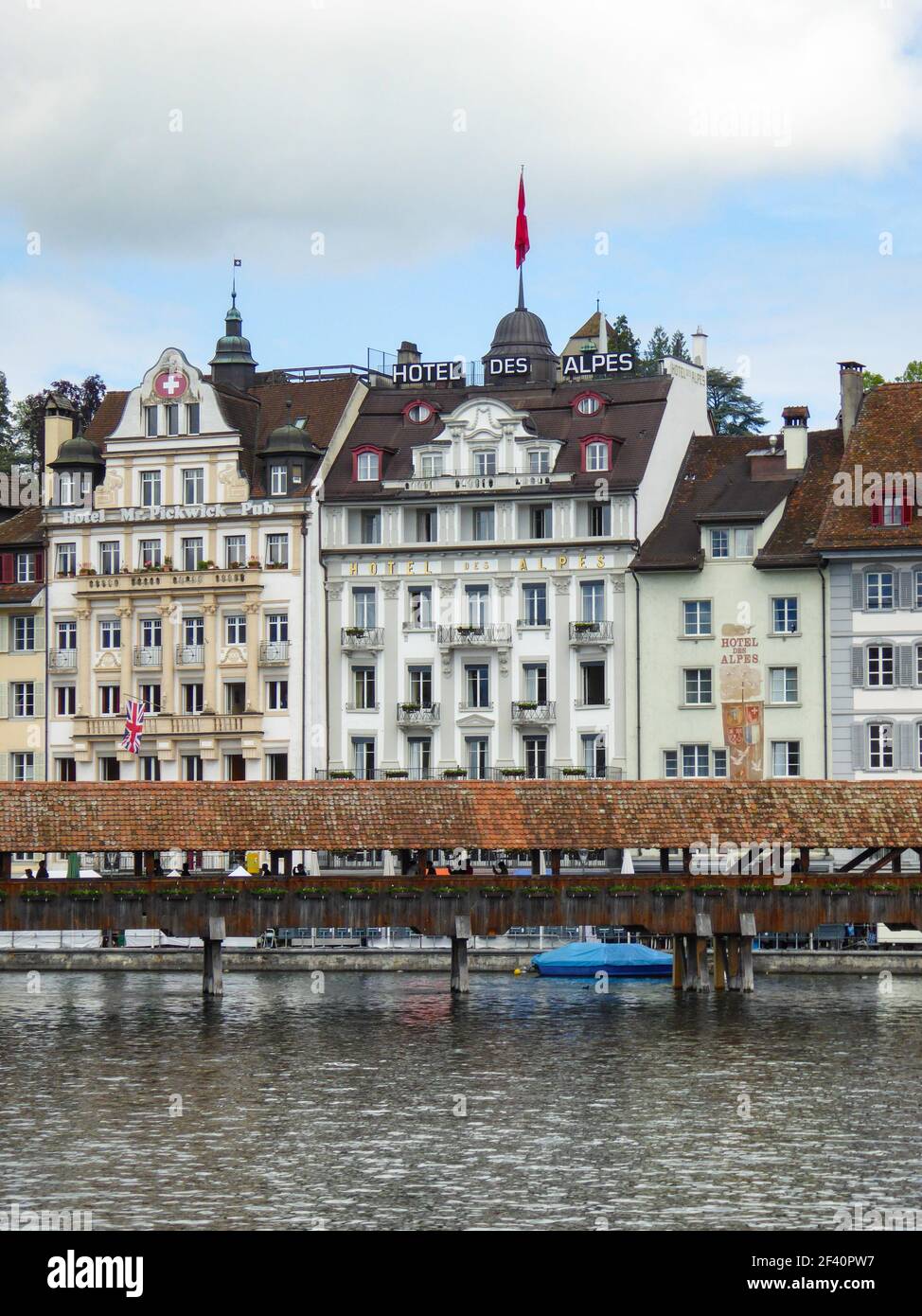Lucerna, Svizzera - 20 maggio 2017: Ponte storico e facciata in acqua Foto Stock
