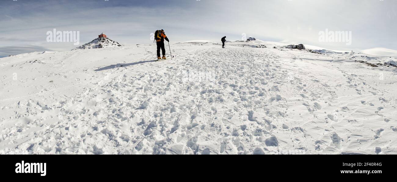 Spagna, Andalusia, Granada. Panorama della stazione sciistica della Sierra Nevada in inverno, piena di neve, con persone irriconoscibili che fanno sci di fondo. Concetti di viaggi e sport.. Persone che fanno sci di fondo in Sierra Nevada Foto Stock