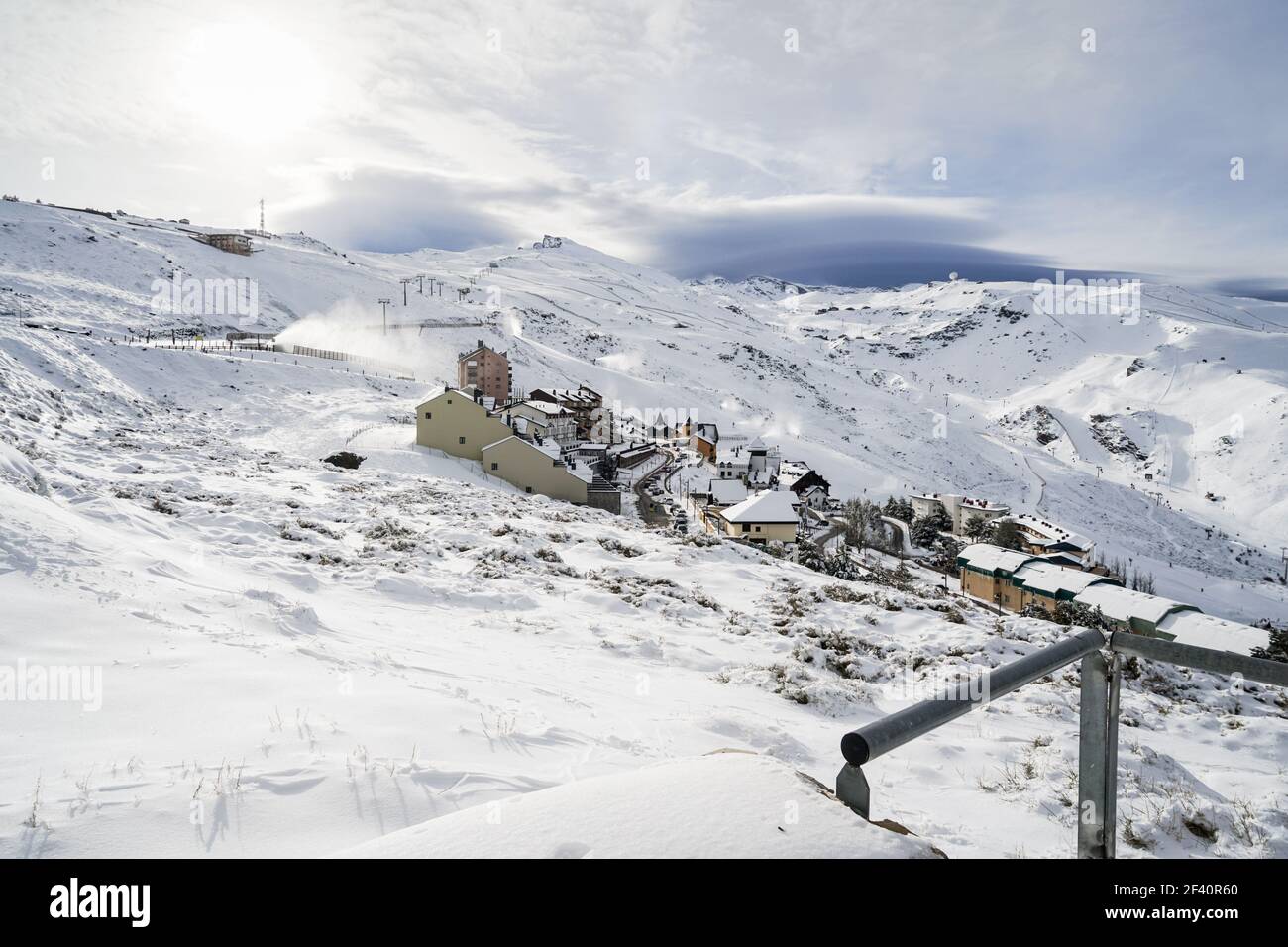 Spagna, Andalusia, Granada. Stazione sciistica della Sierra Nevada in inverno, piena di neve. Concetti di viaggi e sport.. Stazione sciistica della Sierra Nevada in inverno, piena di neve. Foto Stock