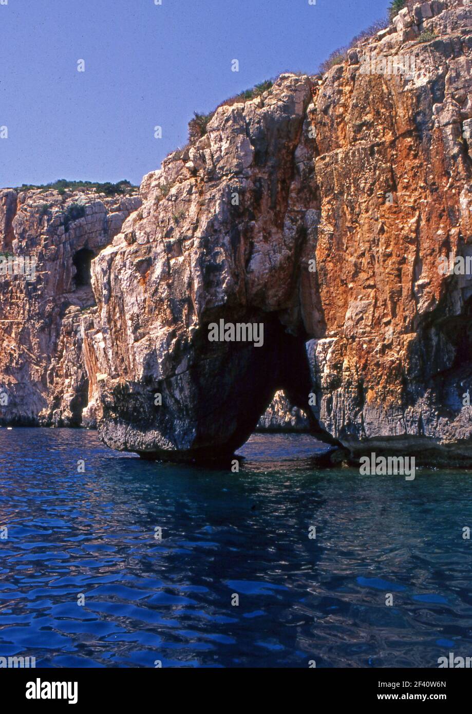 Alghero, Sardegna, Italia. Punta Giglio Cliff (scannerizzata dalla slide) Foto Stock