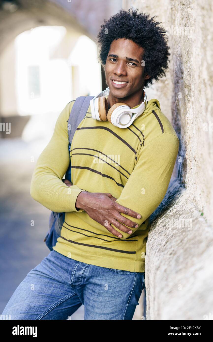 Cubano uomo nero con i capelli afro giro turistico a Granada, Andalusia, Spagna.. Uomo nero con capelli afro giro turistico a Granada Foto Stock