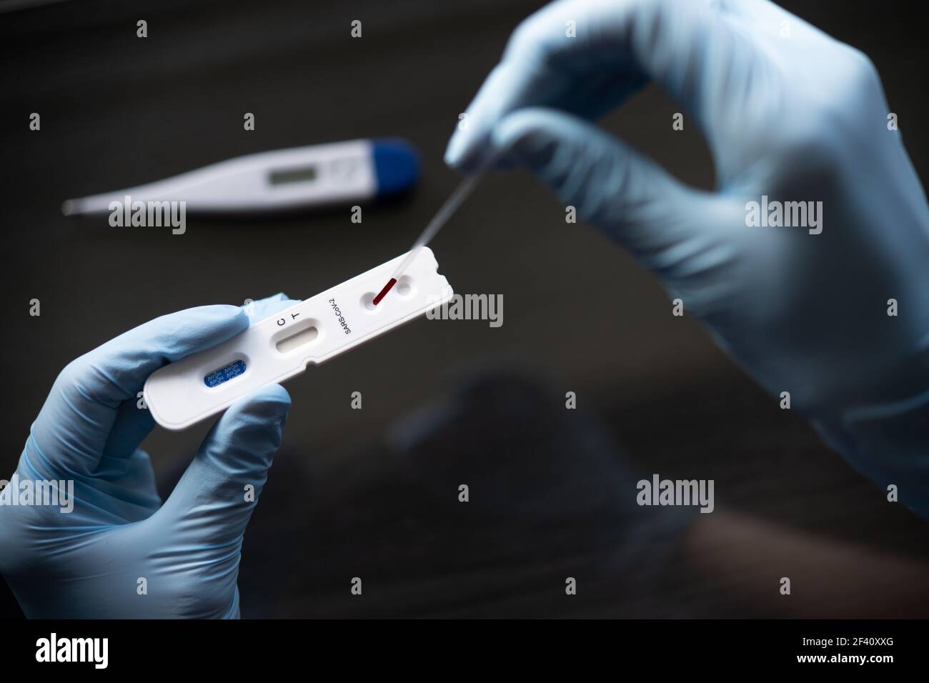 Test medico utilizzando il dispositivo di test rapido per COVID-19, il nuovo coronavirus 2019. Test medico utilizzando il dispositivo di test rapido per COVID-19 Foto Stock