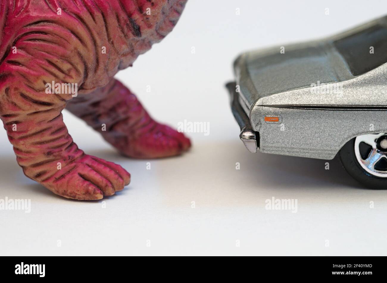 dinosauro e giocattoli per auto Foto Stock