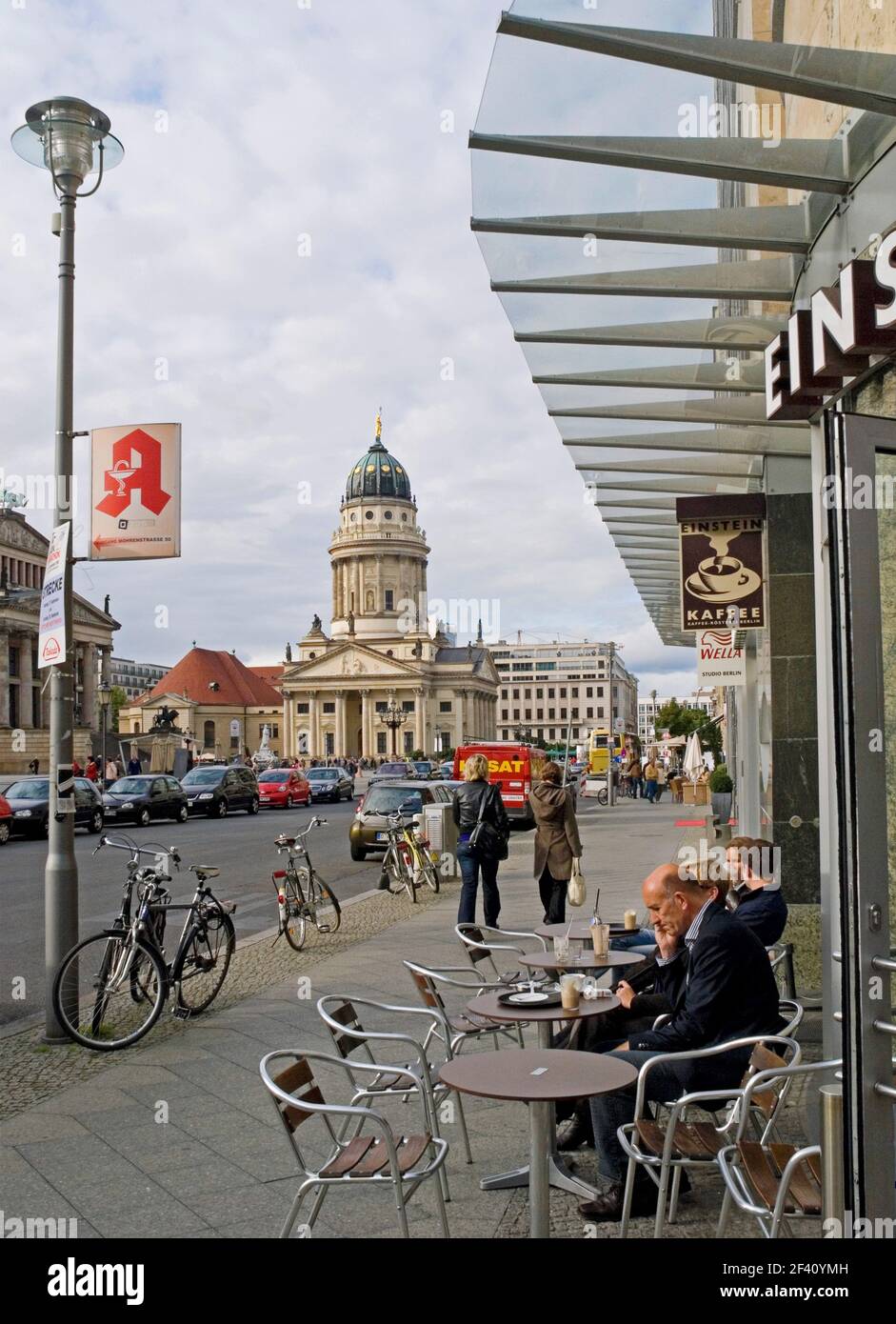 Caffetteria all'aperto all'angolo di Gendarmenmarkt con la Cattedrale Francese sullo sfondo a Berlino, Germania Foto Stock