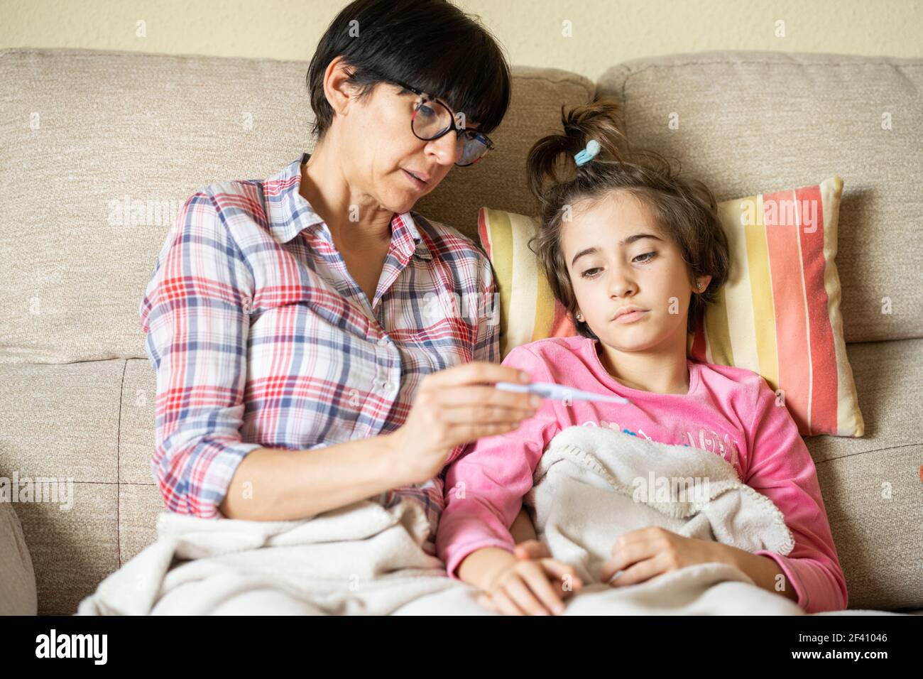 Mamma controllo neonato la temperatura con un termometro a infrarossi Foto  stock - Alamy