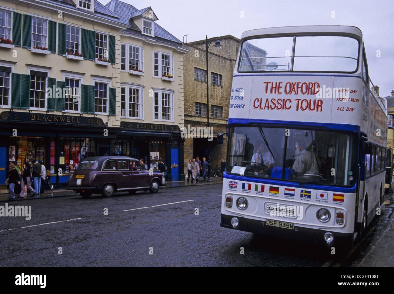 L'autobus City Tour si fermò in Broad Street a Oxford, Regno Unito Foto Stock