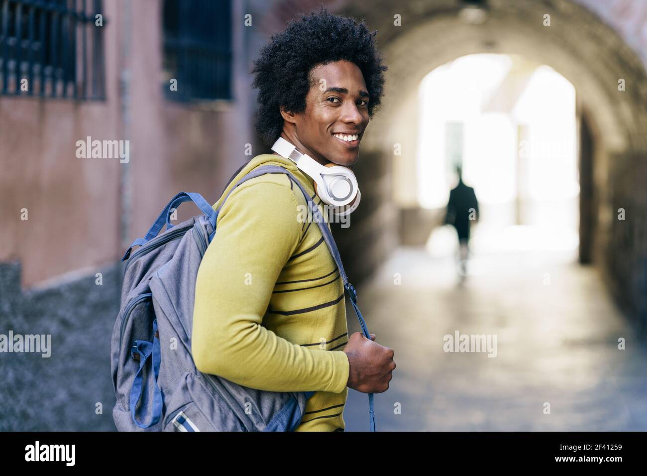 Cubano uomo nero con i capelli afro giro turistico a Granada, Andalusia, Spagna.. Uomo nero con capelli afro giro turistico a Granada Foto Stock