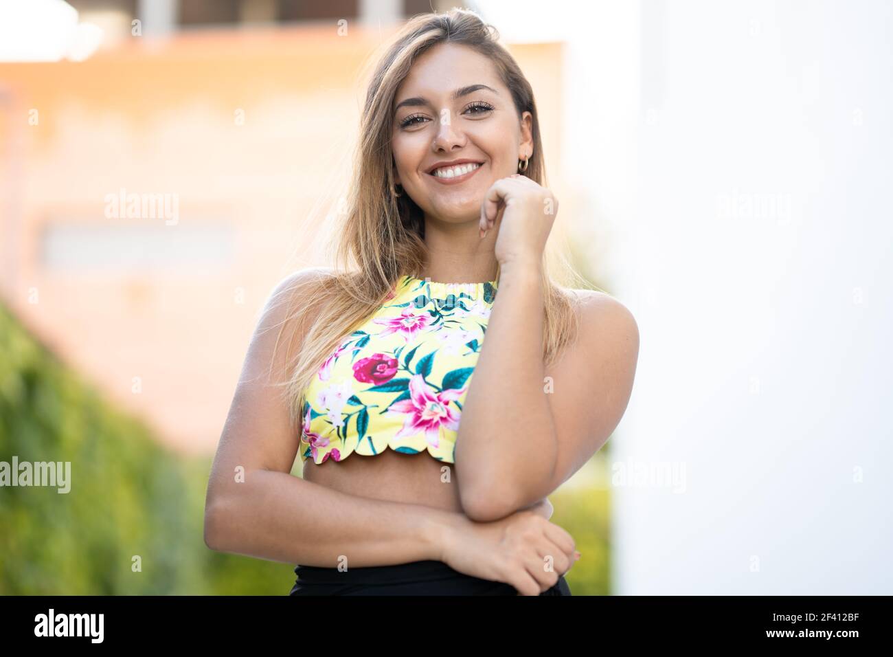 Felice giovane ragazza con bei capelli dritti in piedi all'aperto. Felice giovane ragazza con bei capelli dritti Foto Stock