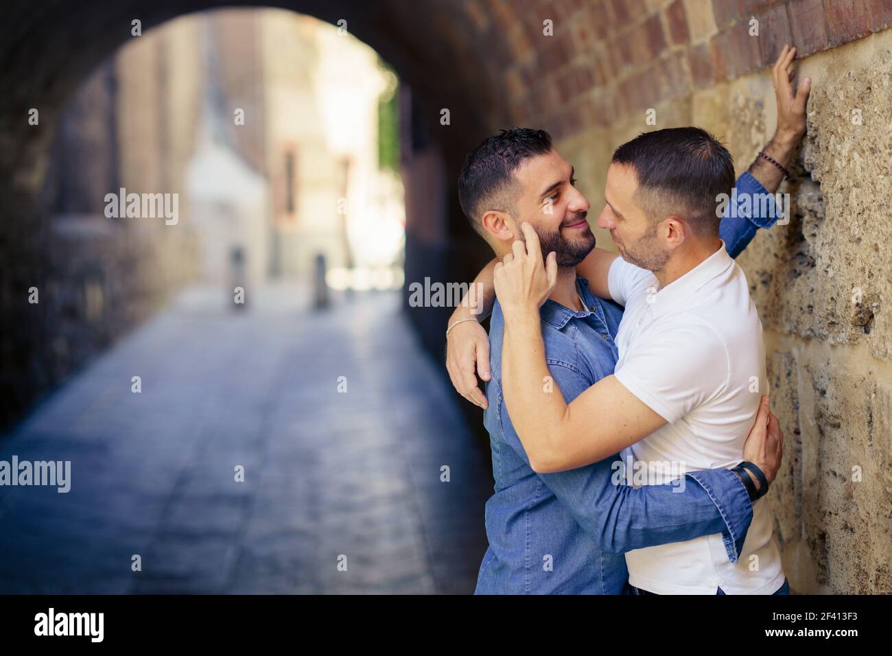 Coppia gay che si agguantano in un momento romantico. Concetto di relazione omosessuale.. Coppia gay che si agguantano in un momento romantico all'aperto Foto Stock