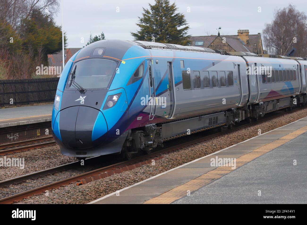 Treno Transpenine Express Azuma diretto attraverso la stazione di Church Fenton in North Yorkshire Foto Stock