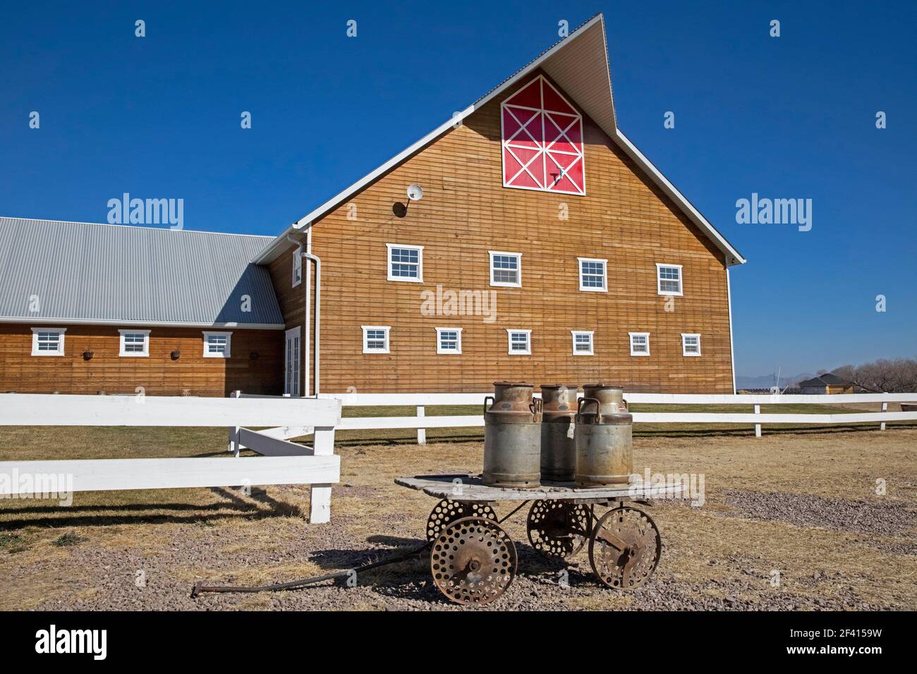 Fattoria casearia Mennonite tradizionale con vecchi churns latte / lattine latte di Mennoniti che vivono a Cuauhtémoc, Chihuahua, Messico Foto Stock