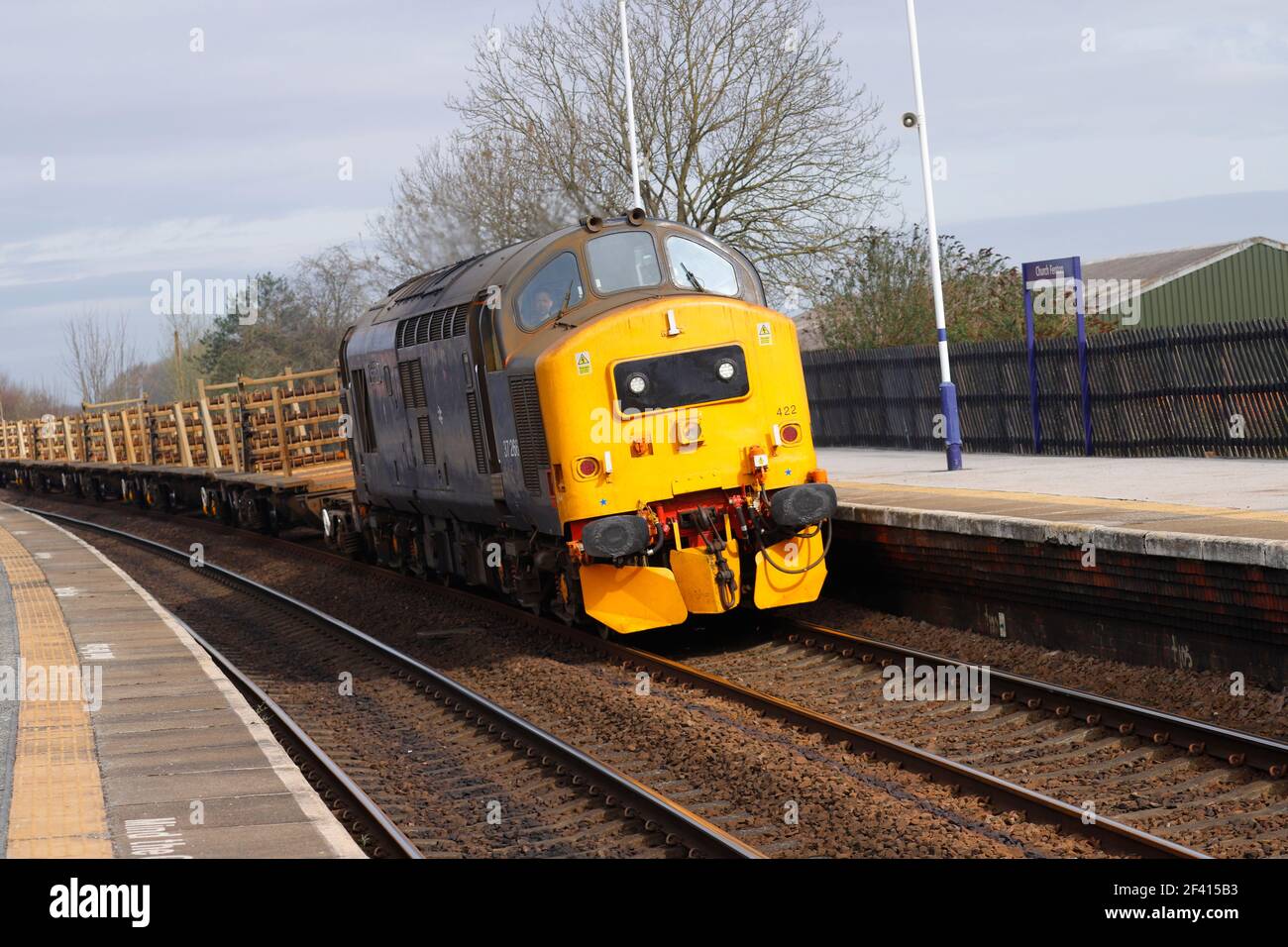 Treno ferroviario Classe 37 che passa attraverso la Stazione di Church Fenton, Nord Yorkshire Foto Stock