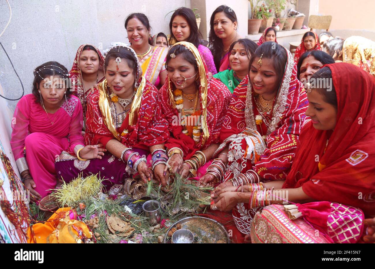 Beawar, Rajasthan, India, 9 aprile 2016: Le donne della comunità di Marwari fanno preghiere a Lord Shankar e alla Dea Parvati sul festival di Gangaur celebrratio Foto Stock