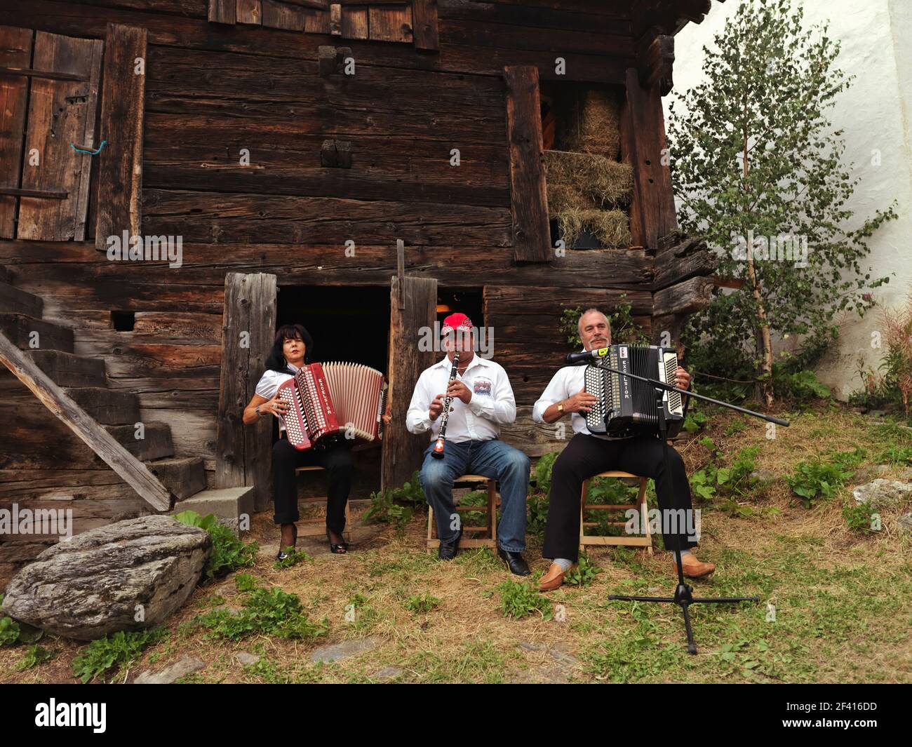 Svizzera, Goms Region, Binn, tre musicisti locali che suonano musica tradizionale Foto Stock