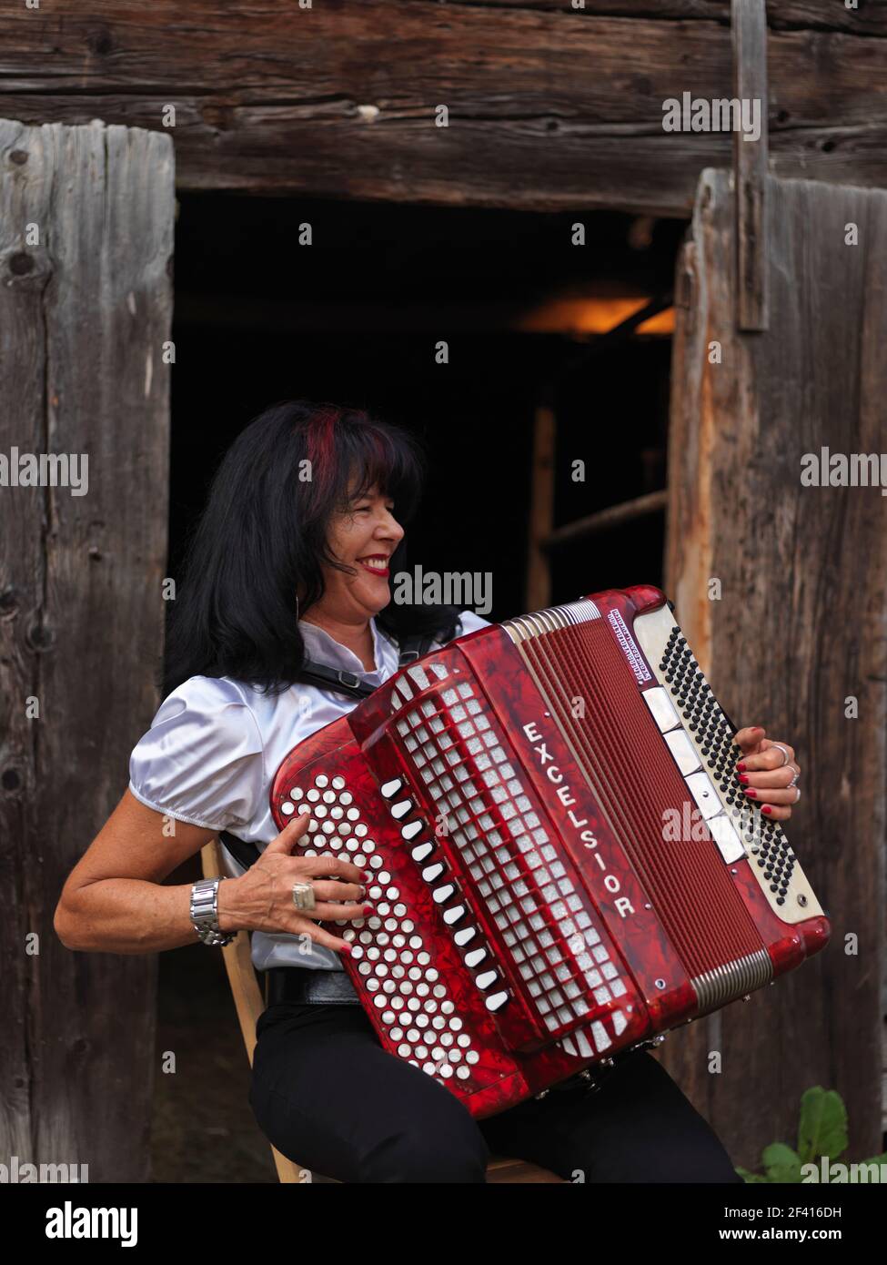 Svizzera, regione Goms, Binn, musicista locale che suona musica tradizionale su fisarmonica Foto Stock