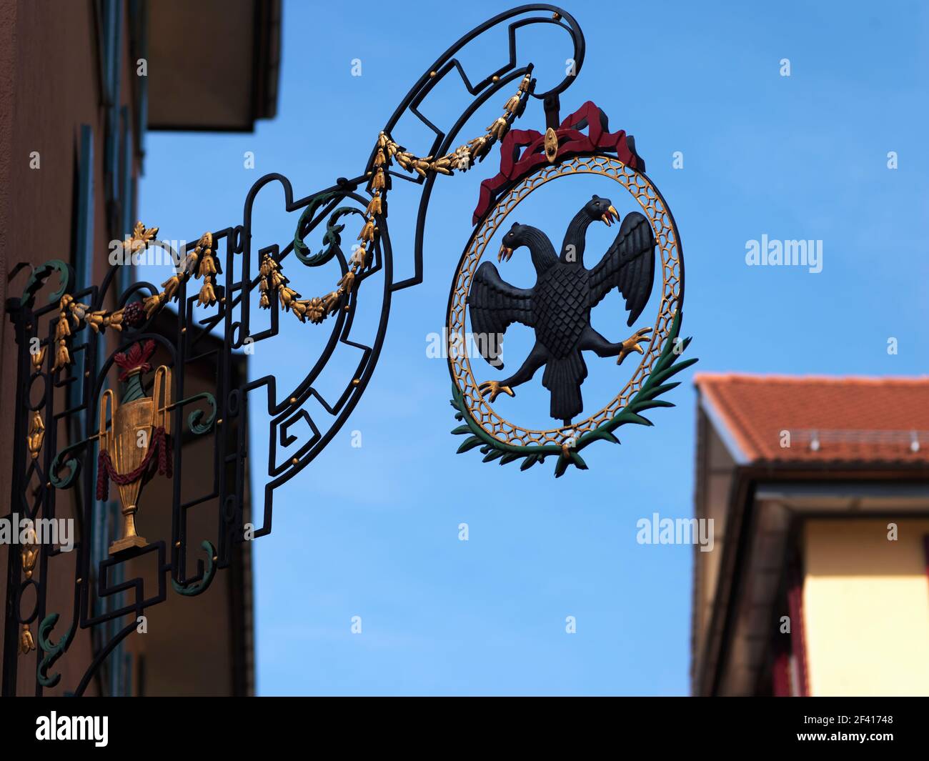 La città vecchia di Zurigo, simbolo germanico di un'aquila a doppia testa per l'Impero e l'Imperatore. Foto Stock