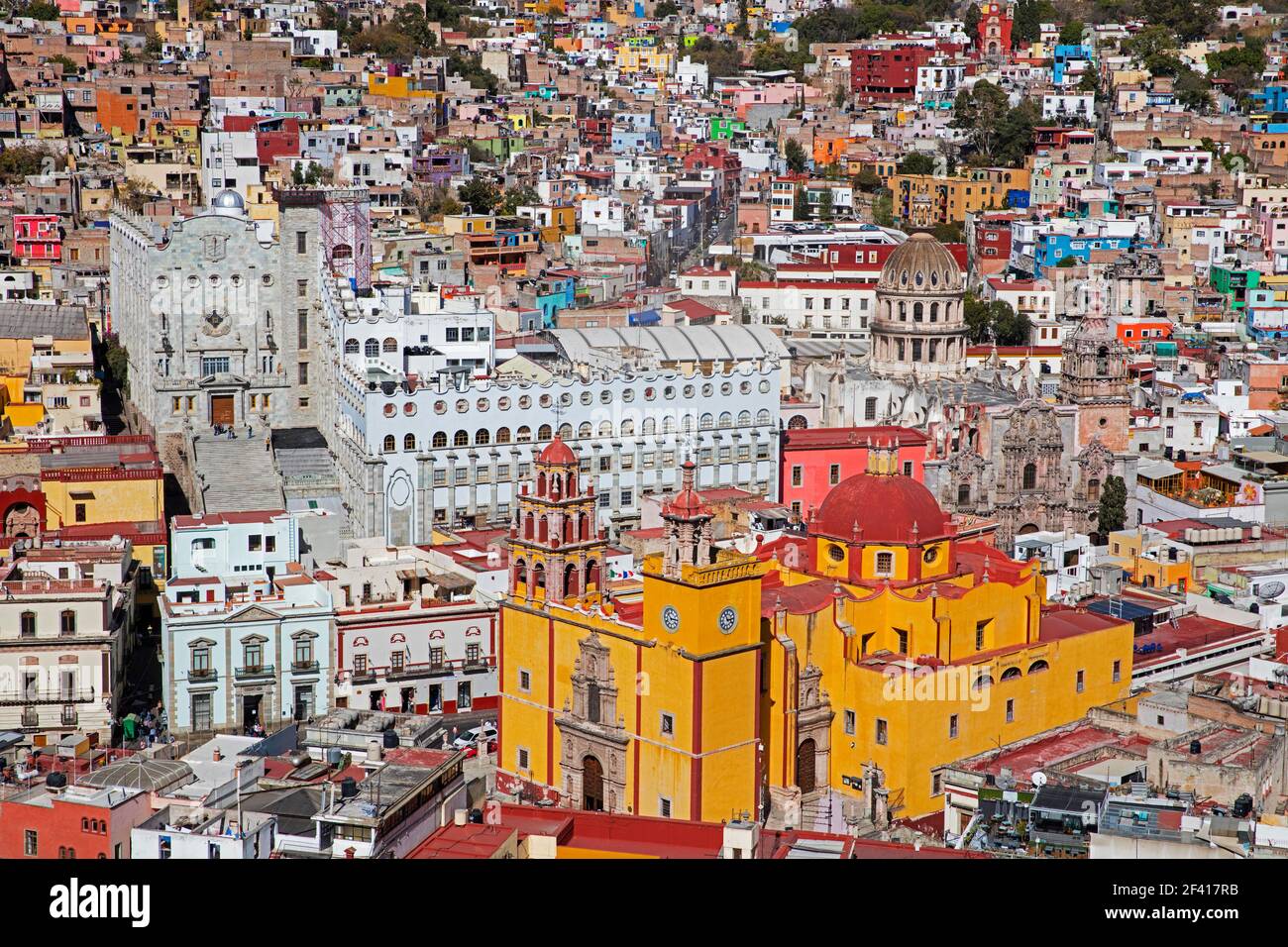 Vista aerea sul colorato centro della città di Guanajuato e la sua basilica, Messico centrale Foto Stock