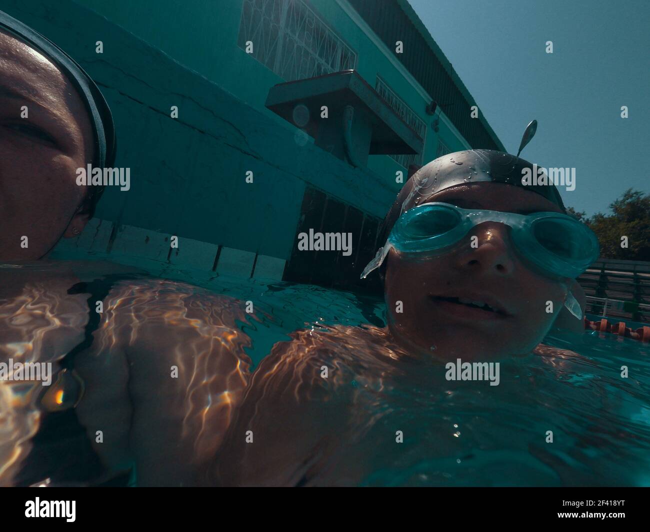 Mamma e figlio in piscina Action Cam shot. Mamma e figlio in piscina Action Cam shot Foto Stock