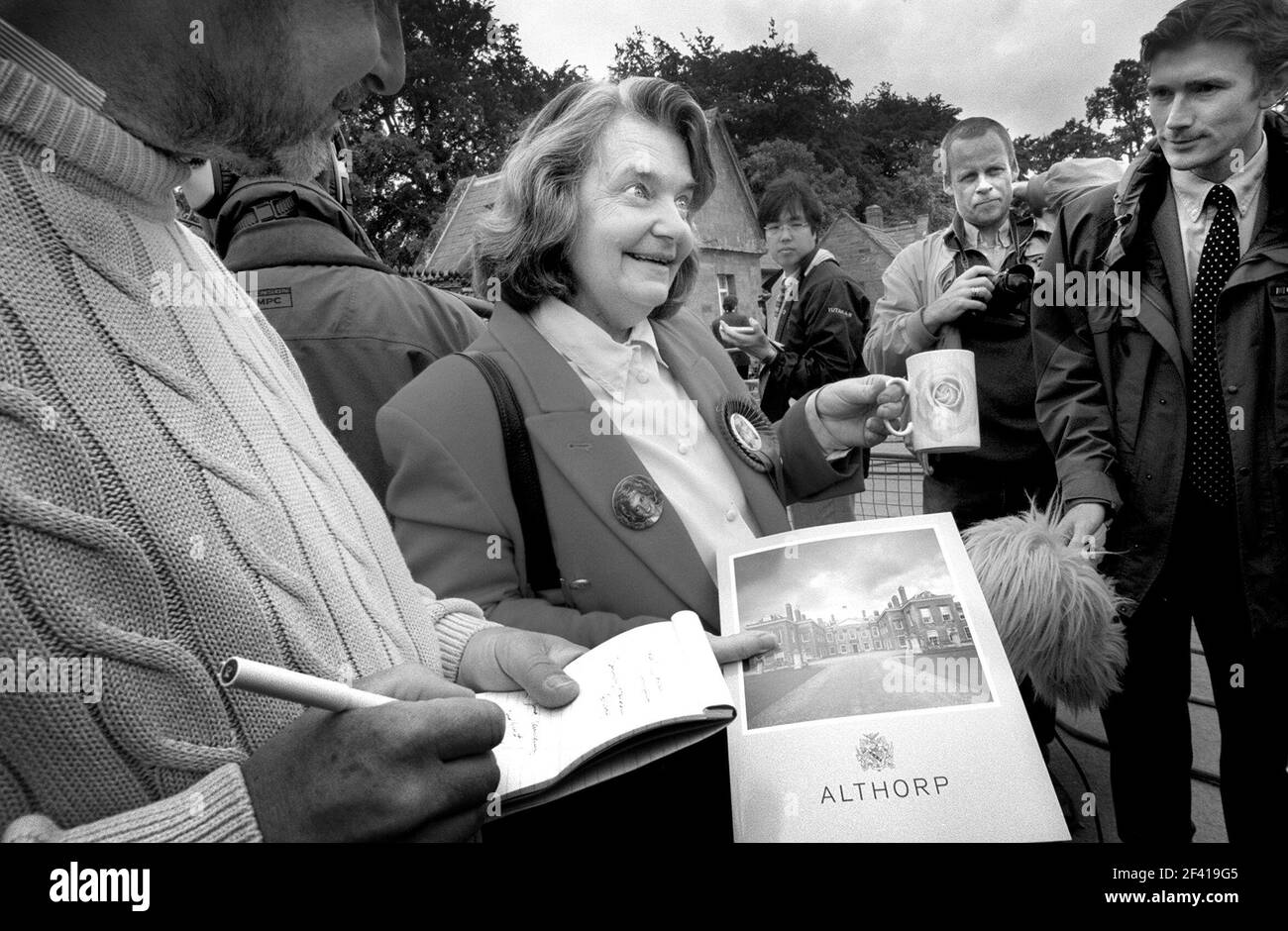 Magaret Tyler mostra i suoi souvenir dalla sua visita a. Althorp House per visitare la mostra del Museo della Principessa Diana il giorno di apertura Foto Stock