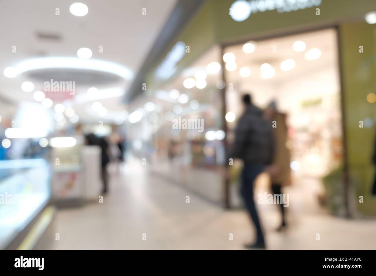 Persone sfocate nel centro commerciale Foto Stock