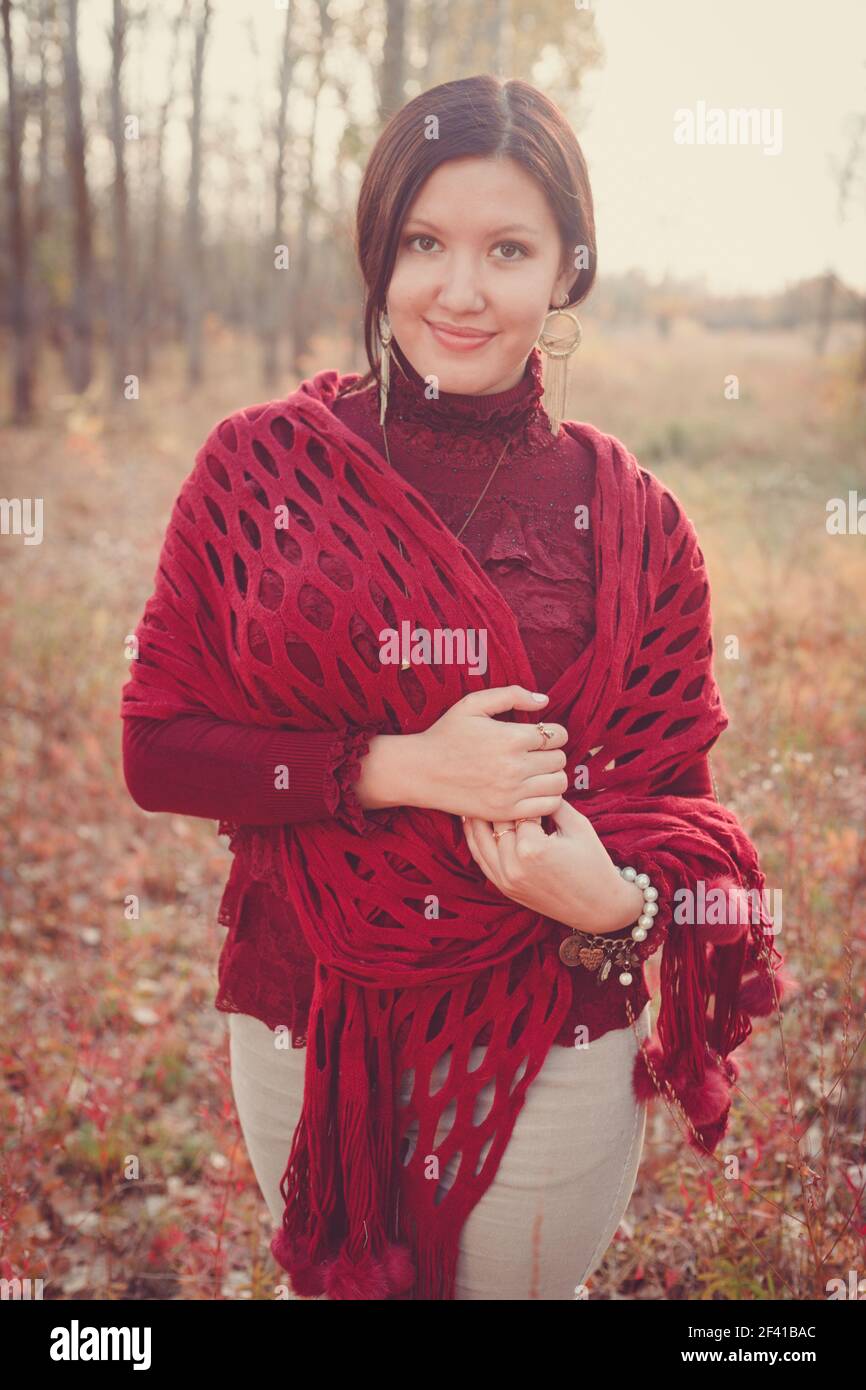 Donna felice è avvolta in sciarpa rossa Foto Stock