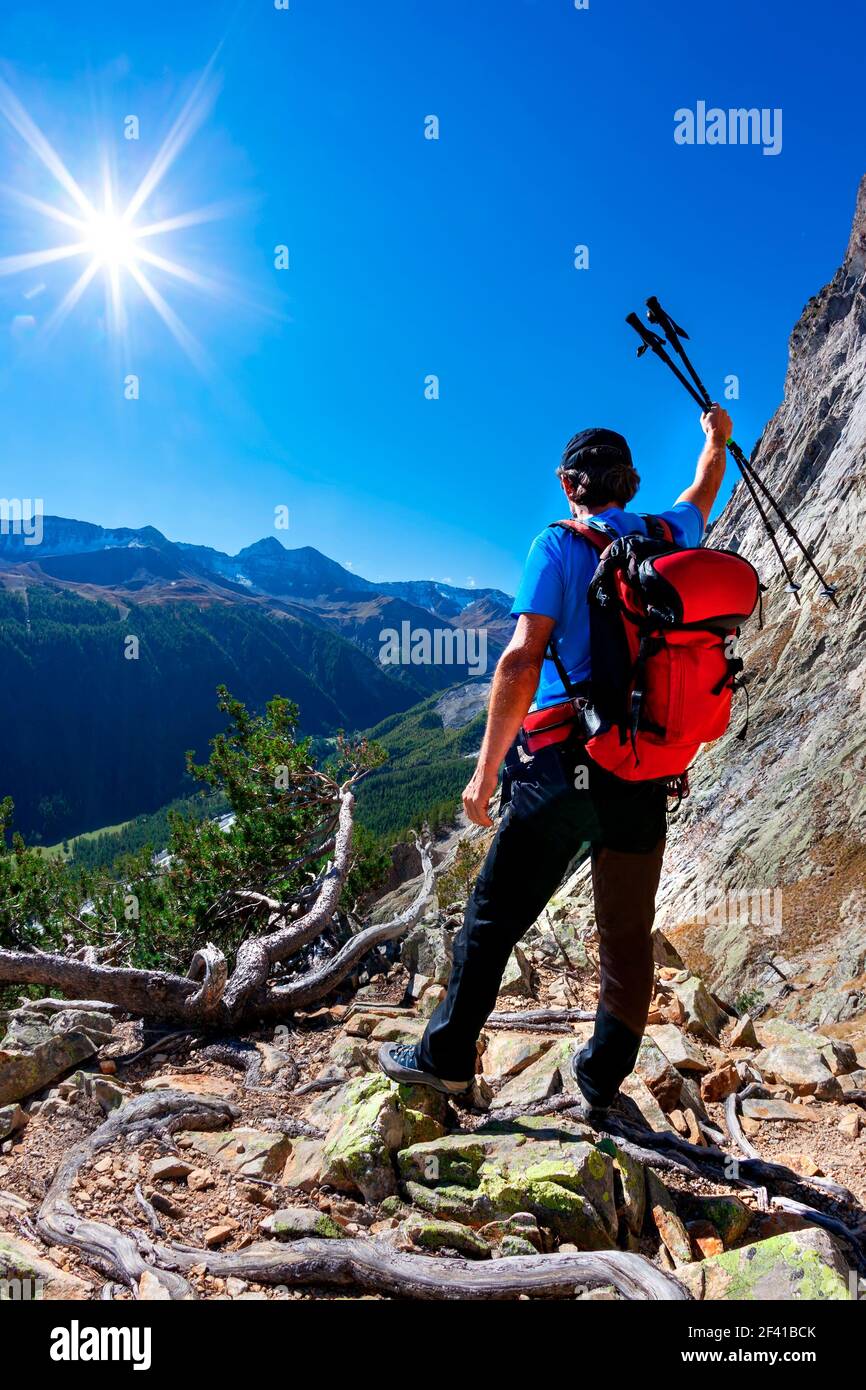 L'escursionista si riposa osservando un panorama montano. Massiccio del Monte Bianco, Alpi Italiane, Val D&rsquo;Aosta, Italia. Concetto: Avventura, viaggio, all'aperto. Foto Stock