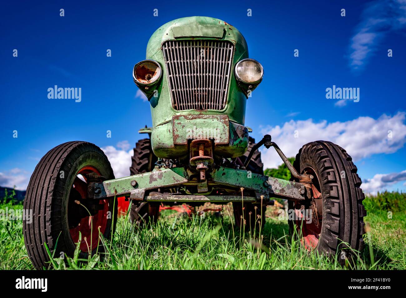 Vecchio trattore nelle praterie alpine Foto Stock