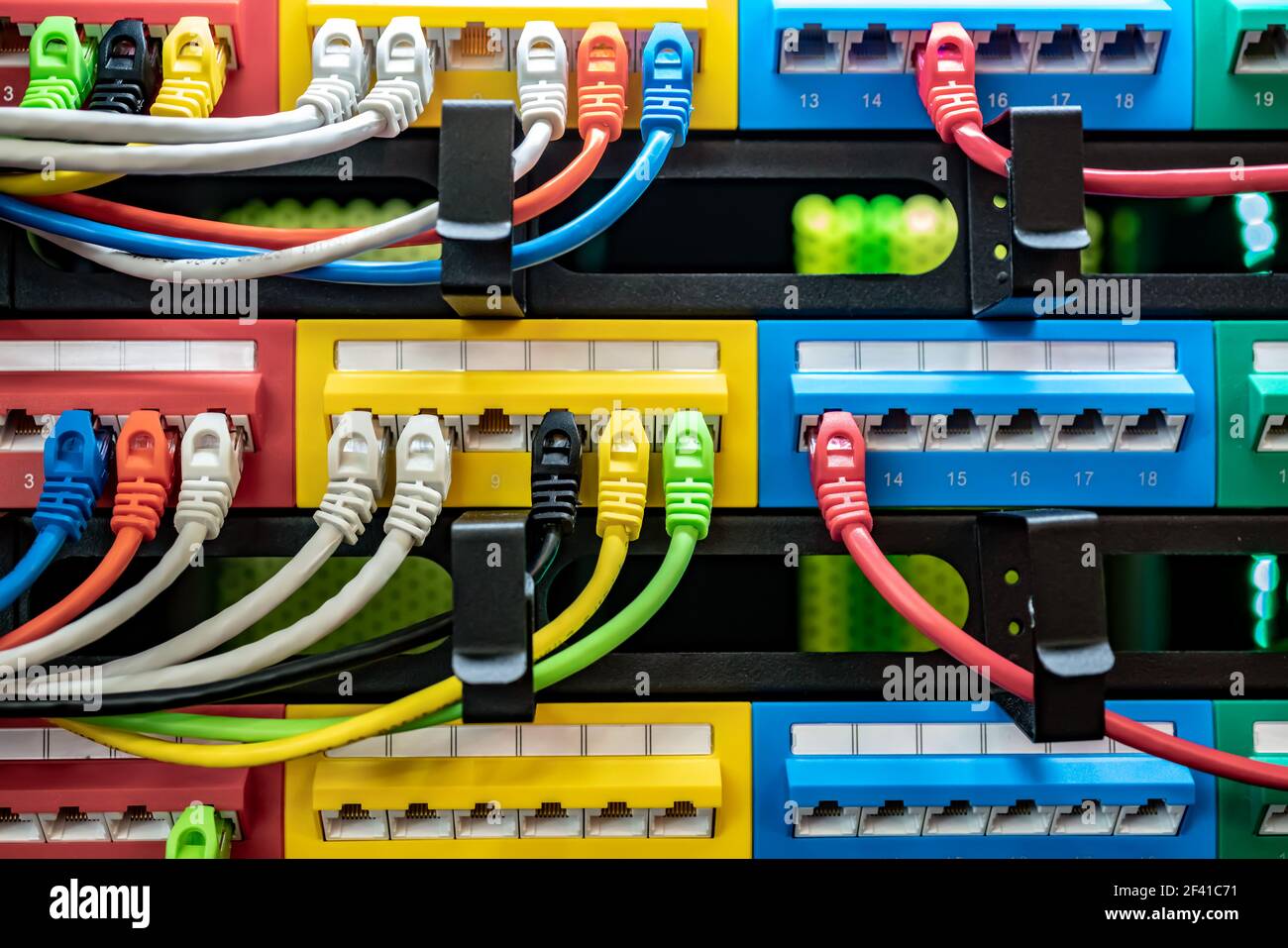 Colorato colorato di telecomunicazione cavi Ethernet collegati al commutatore in Internet Data Center Foto Stock