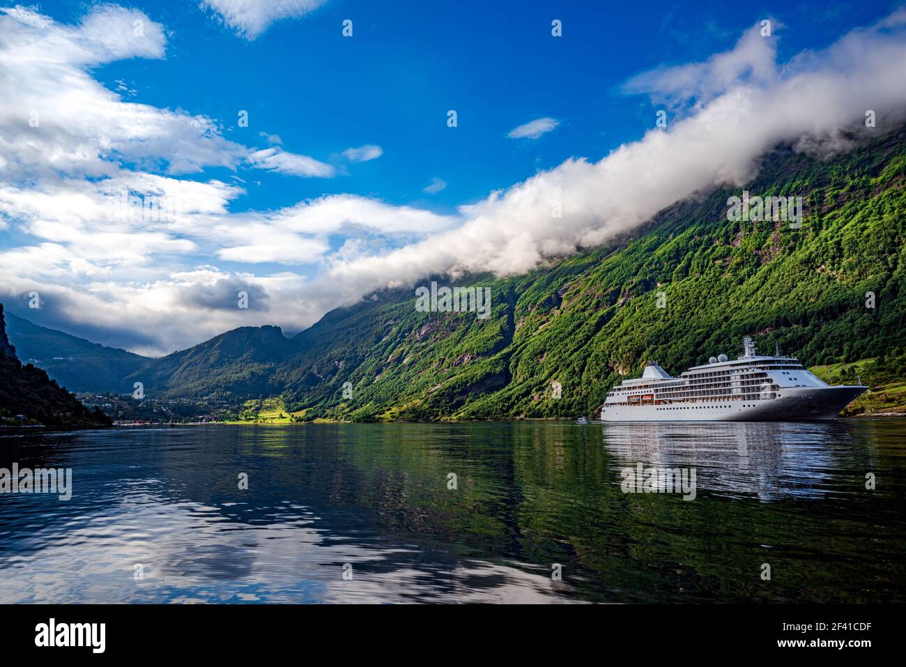 Geiranger fiordo, bella natura Norvegia. Il fiordo è uno dei siti turistici più visitati della Norvegia. Geiranger Fjord, un sito patrimonio dell'umanità dell'UNESCO Foto Stock