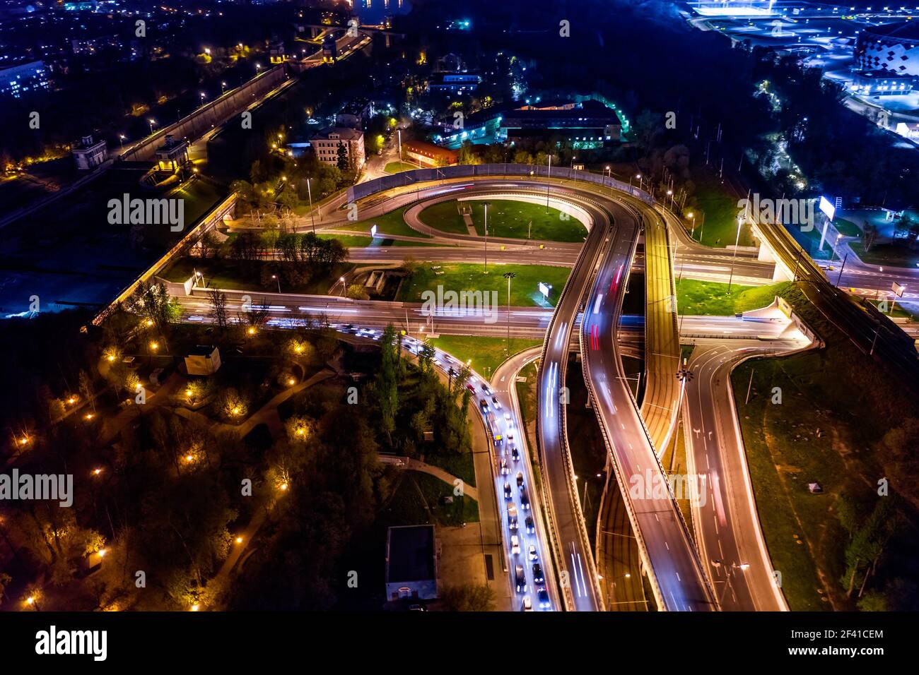 Notte Vista aerea di una autostrada intersezione percorsi di traffico nella notte Mosca Foto Stock