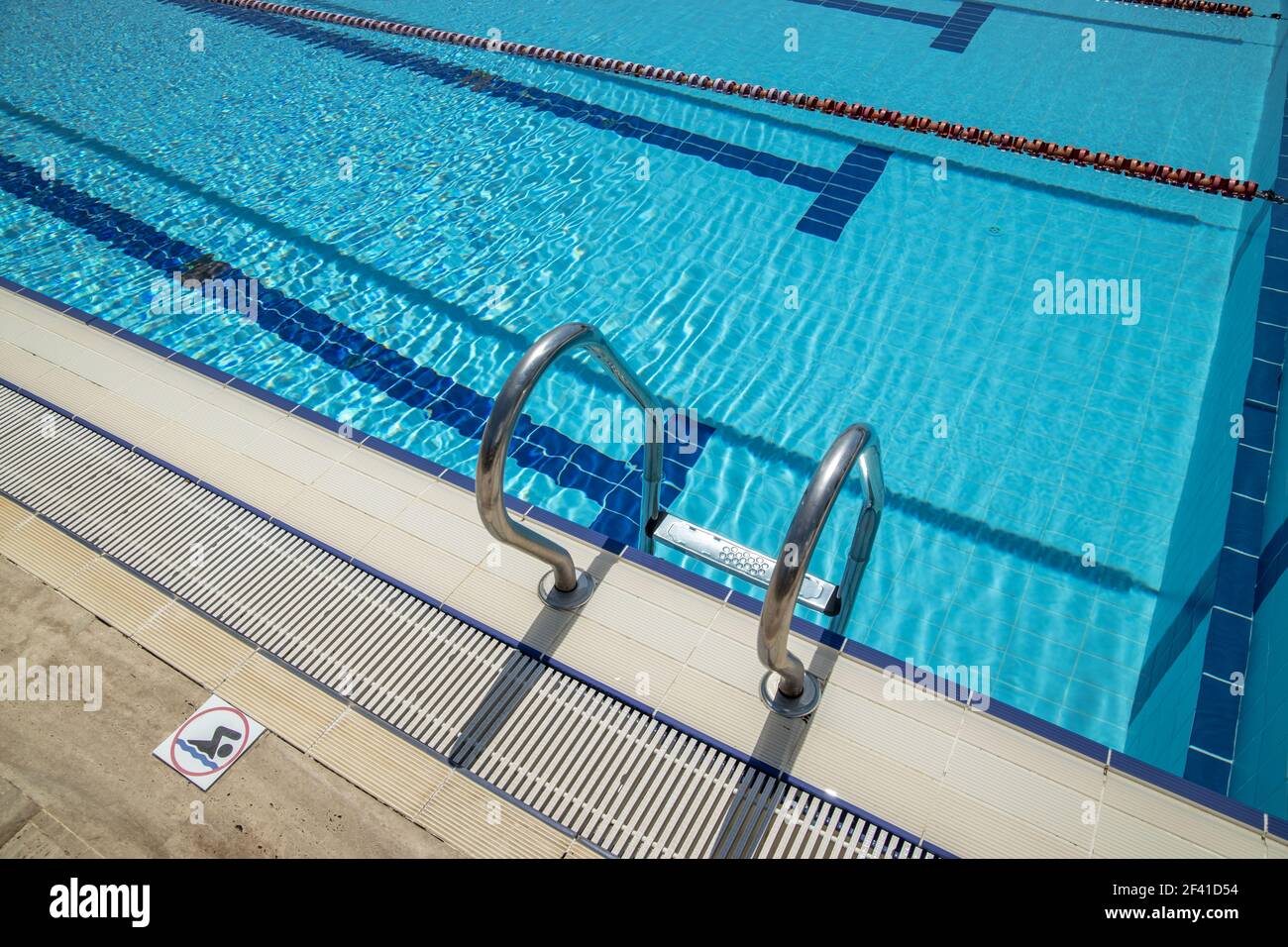 Piscina olimpionica sfondo su una luminosa giornata di sole Foto Stock