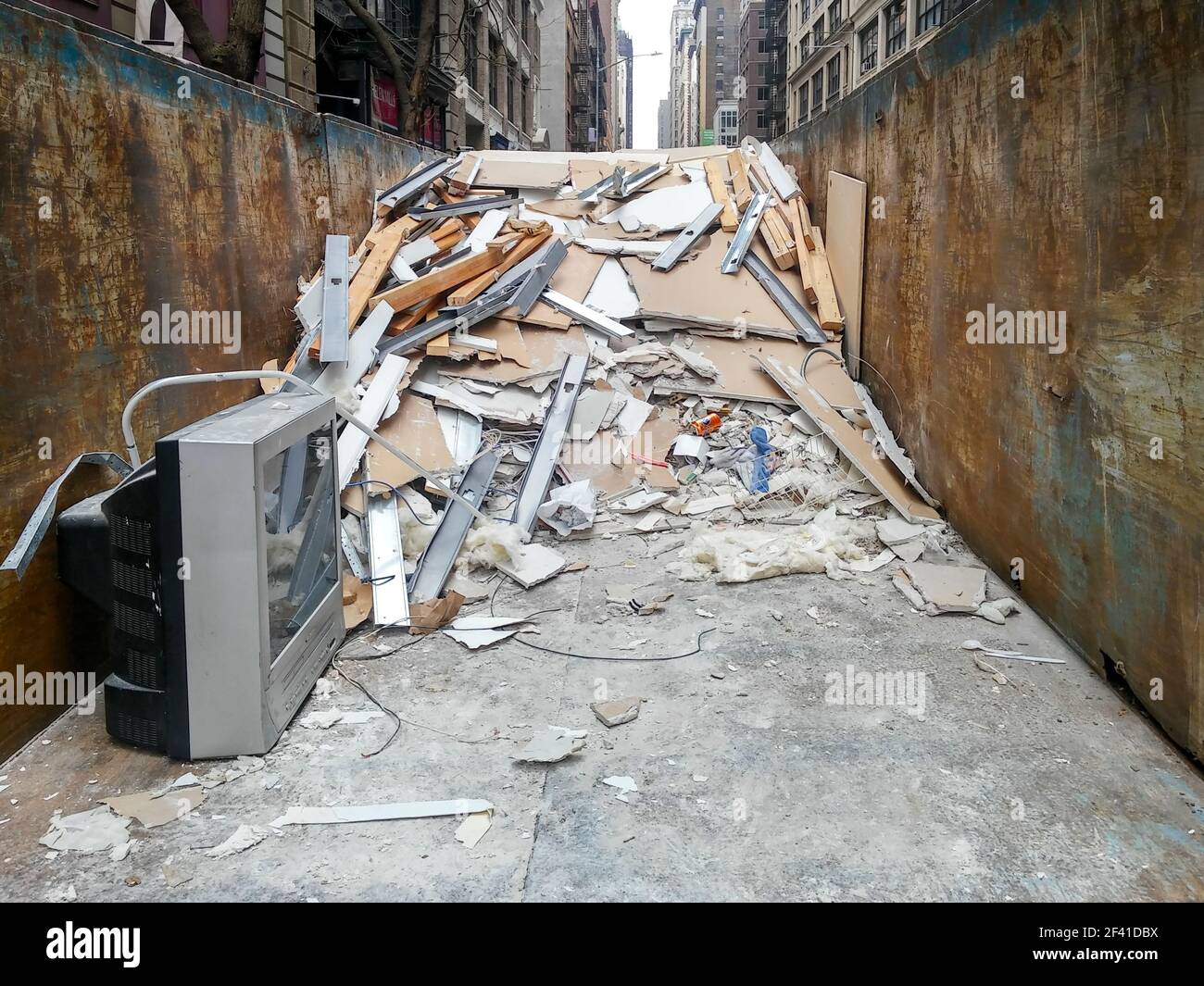 New York, Stati Uniti. 17 Marzo 2021. Dimpster pieno di detriti di demolizione e una televisione analogica scartata a Chelsea a New York mercoledì 17 marzo 2021. (ÂPhoto di Richard B. Levine) Credit: Sipa USA/Alamy Live News Foto Stock