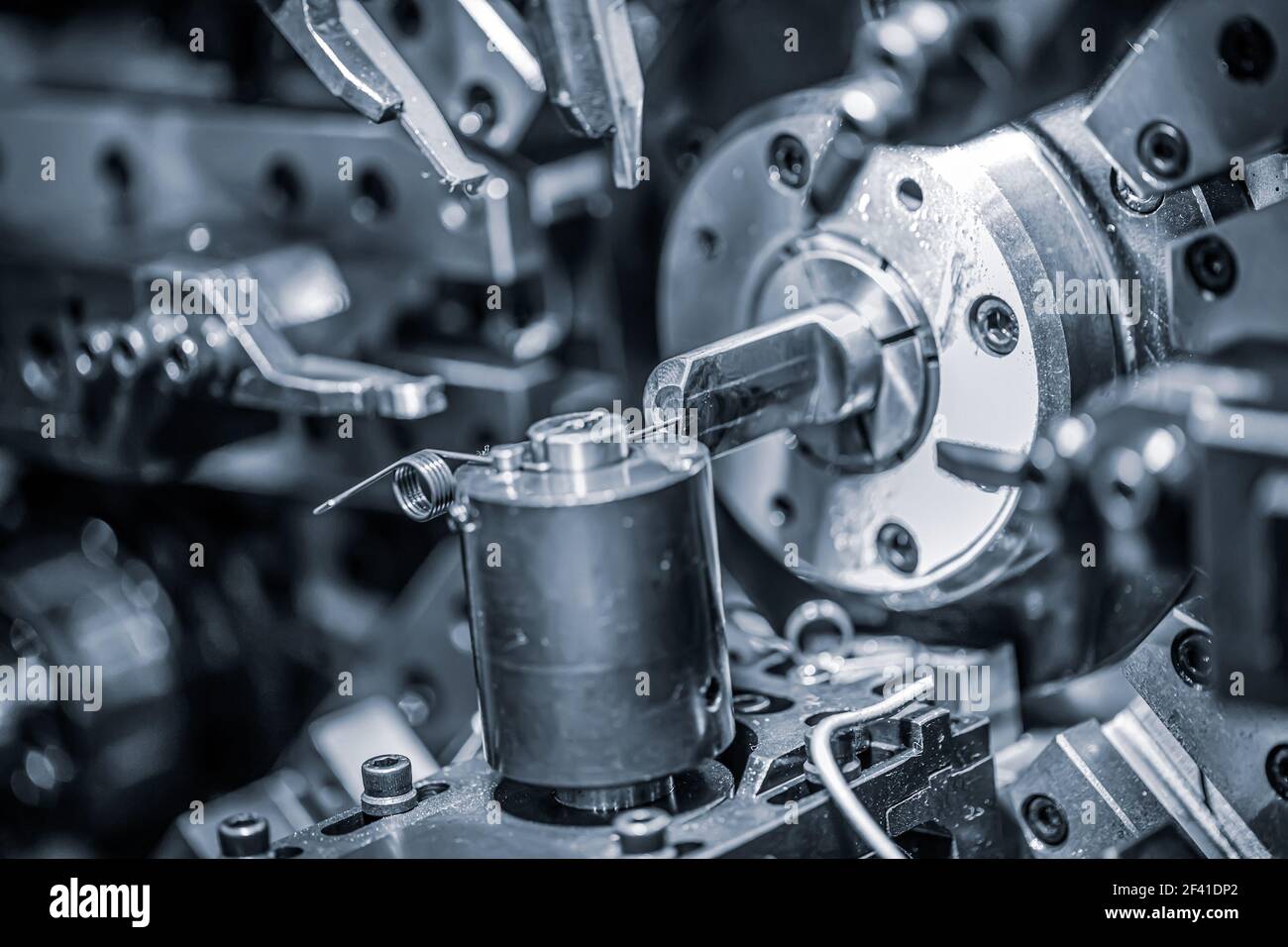 Filo cnc macchina di formatura, moderno molla CNC Macchine per la produzione di diversi tipi di filo si piega. Foto Stock