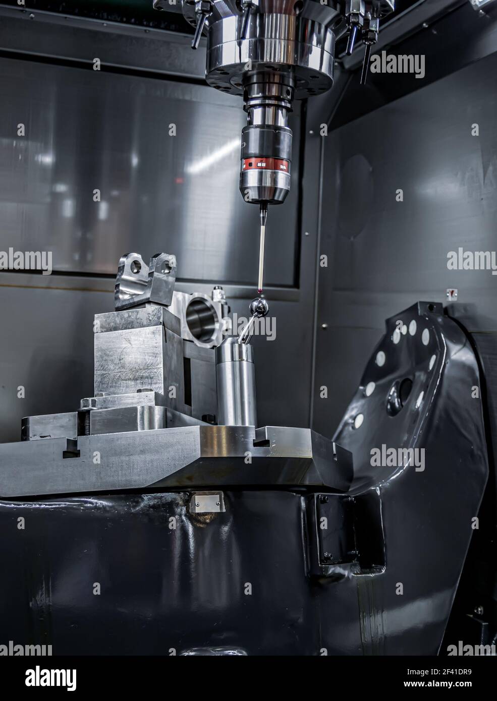 Il controllo di qualità della sonda di misurazione. Lavorazione dei metalli macchina CNC. Il taglio di metallo moderna tecnologia di elaborazione. Foto Stock