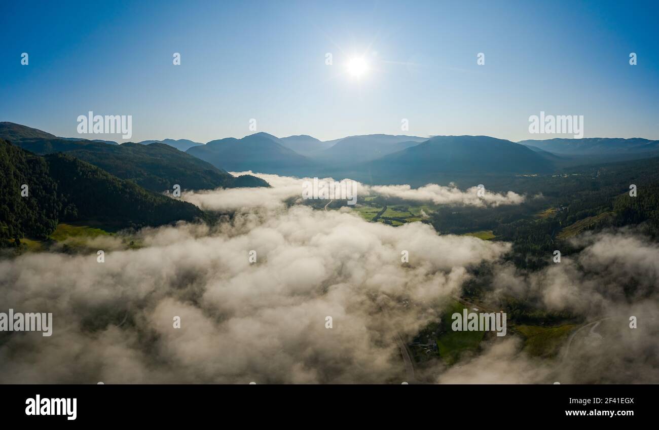 Antenna per la splendida natura della Norvegia sopra le nuvole. Foto Stock