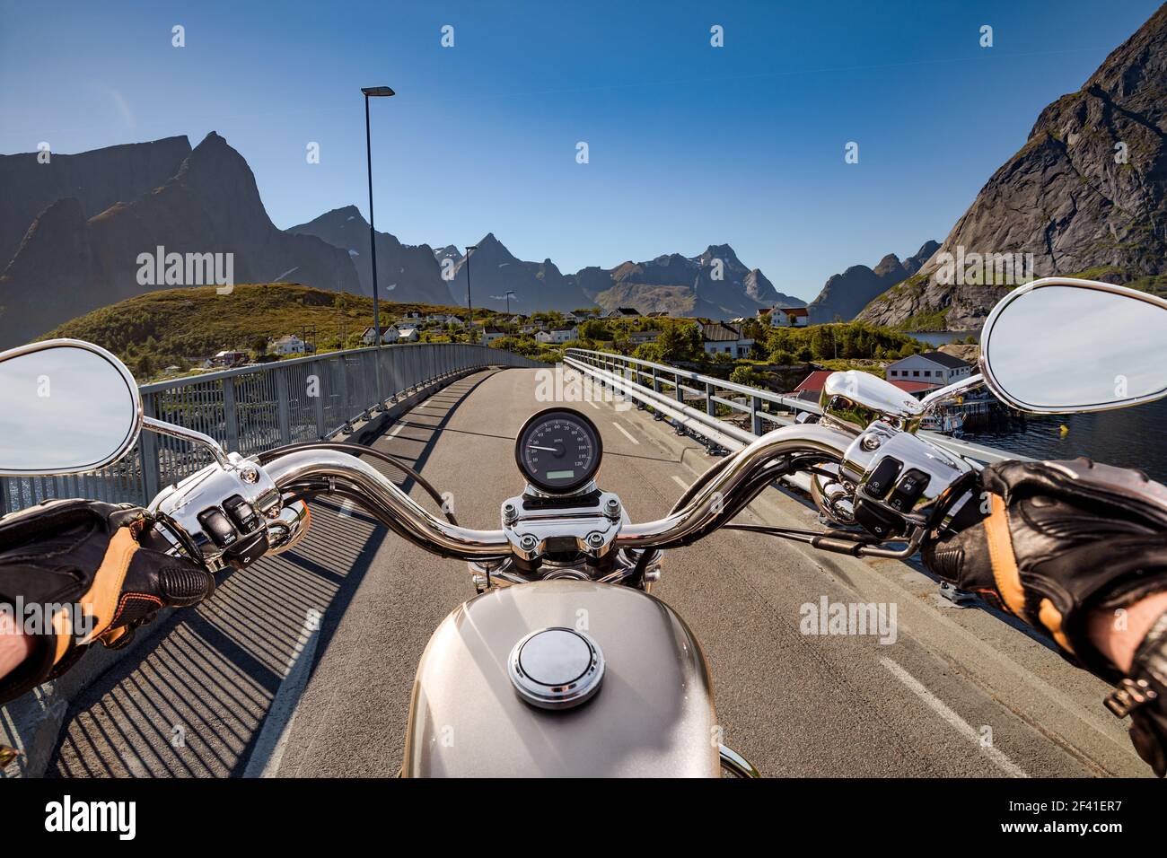 Biker corse su strada in Norvegia. Visuale in prima persona. Foto Stock
