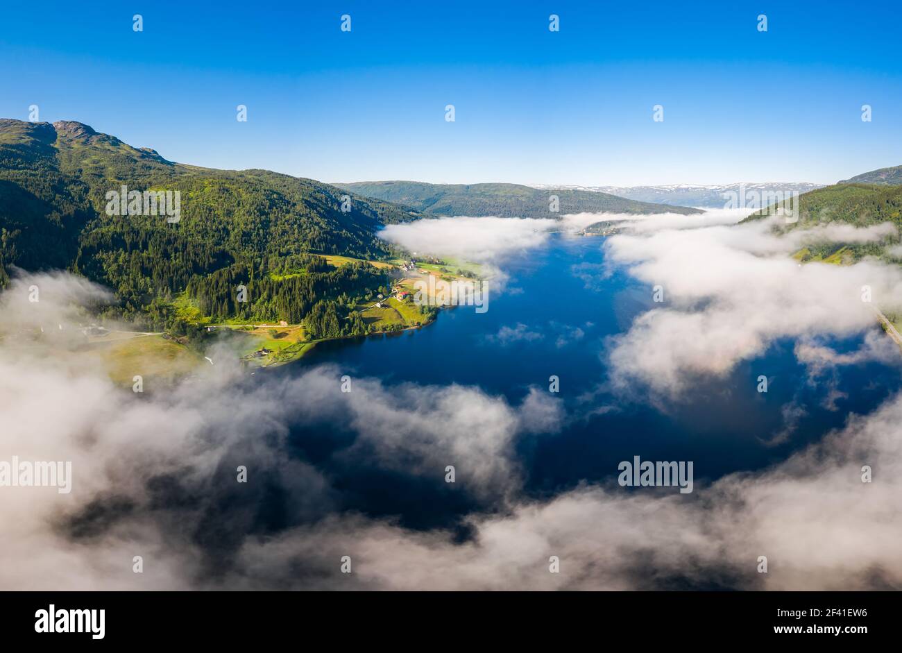 Antenna per la splendida natura della Norvegia sopra le nuvole. Foto Stock